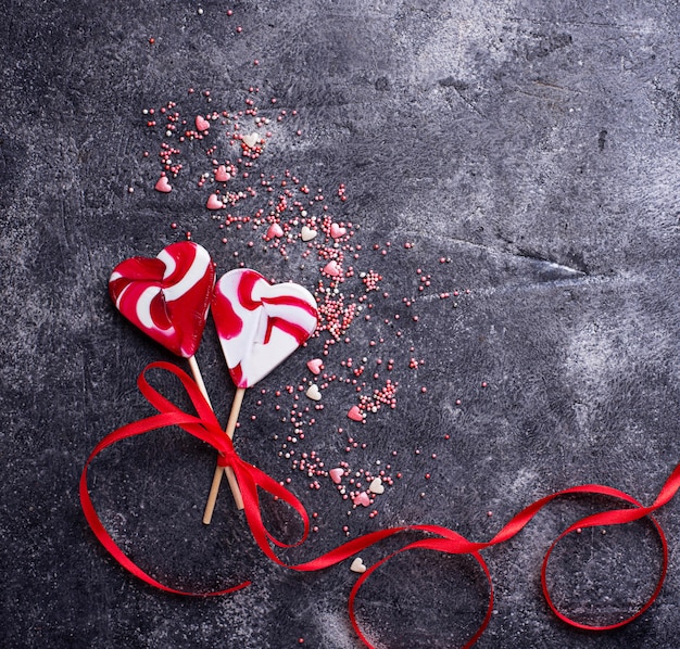 Fondo de San Valentín con corazones y dulces.