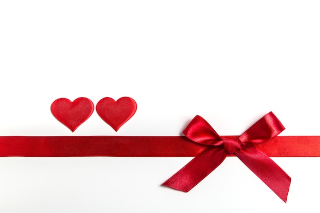 Fondo de San Valentín con regalo y corazones rojos, vista superior. San Valentín y el concepto de amor.