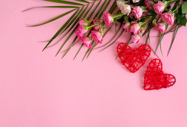 Fondo de San Valentín. Rosas sobre fondo rosa pastel. Día de San Valentín .