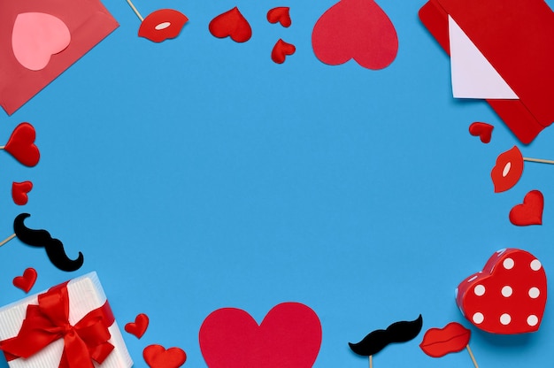 Fondo de San Valentín con sobre rojo, regalo de San Valentín, decoración de labios, espacio de copia. Vista superior, endecha plana