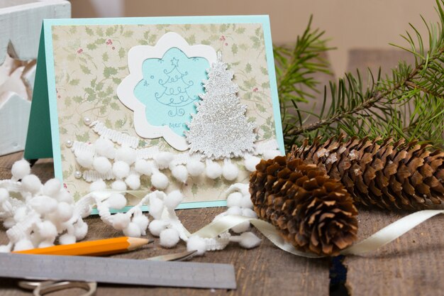 Fondo de scrapbook tarjeta de navidad y herramientas con decoración