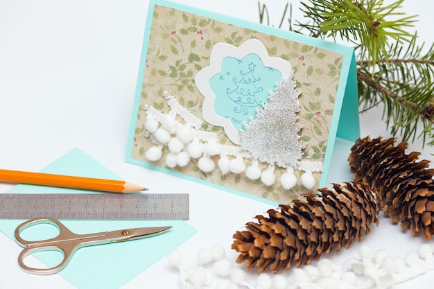 Fondo de scrapbook tarjeta de navidad y herramientas con decoración