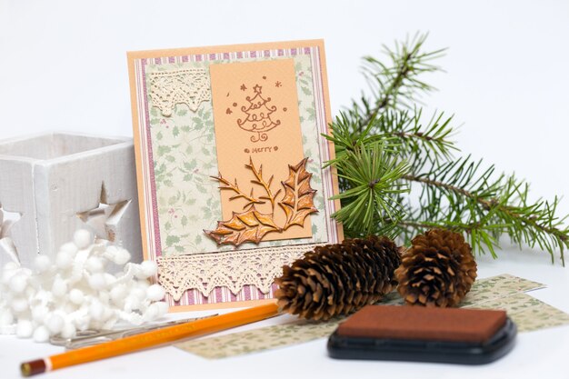 Fondo de scrapbook tarjeta de navidad y herramientas con decoración