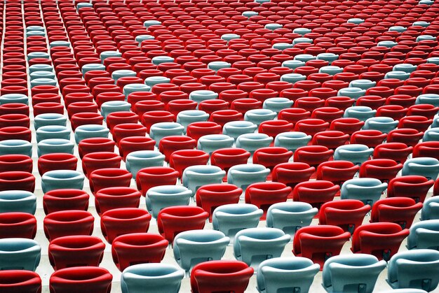 Fondo de sillas rojas vacías del estadio en fila