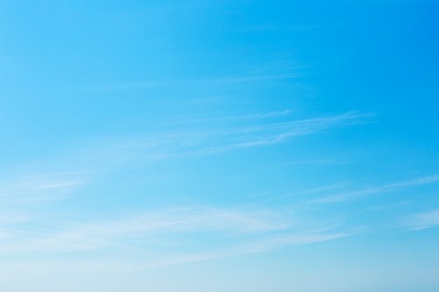 Fondo soleado, cielo azul con nubes blancas.