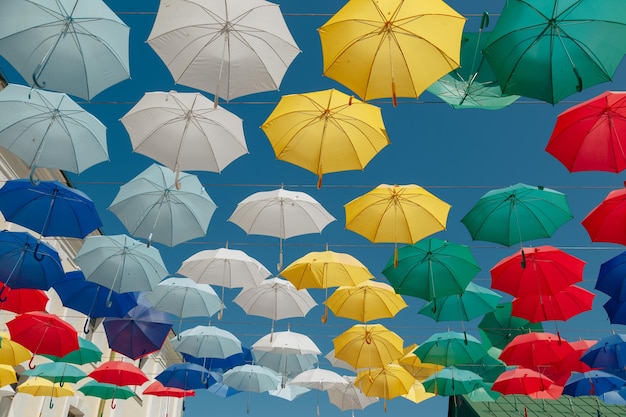 Fondo de sombrillas de colores Paraguas de colores en el cielo Decoración callejera