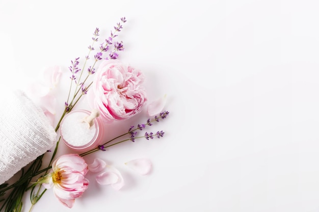 Fondo de spa de toalla de sal de rosas y lavanda