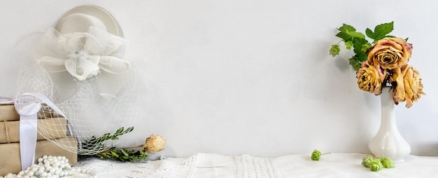 Fondo de stock blanco de moda con un marco de fotos en blanco y flores En blanco para una postal Fondo de boda femenino