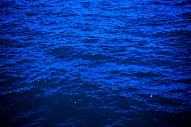 Foto fondo de superficie de agua de mar azul oscuro y profundo diseño de fondo para obras de arte o agregar mensajes de texto