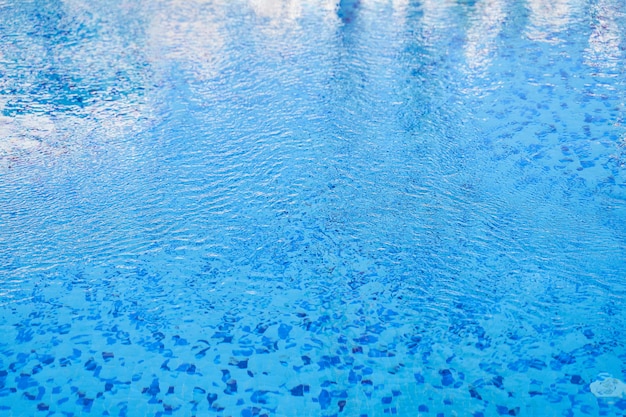 Fondo de la superficie del agua de la ondulación del mar. Fotografía de cerca. Tiempo de lluvia