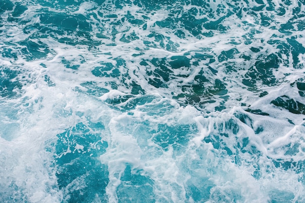 Fondo de la superficie del mar turquesa con salpicaduras de olas