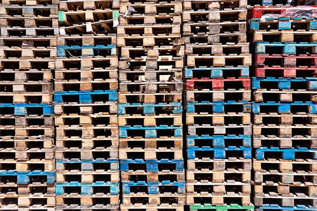 Fondo de superficie de palets de madera, pila de palets en almacén