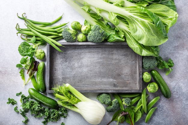 Fondo con surtido de verduras verdes.