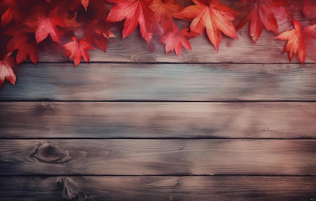 El fondo de la tabla de madera con hojas de otoño y follaje de otoño rojo.