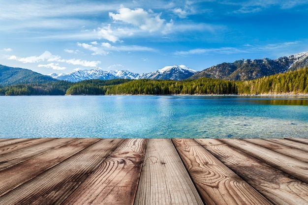 Fondo de tablas de madera con lago, Alemania