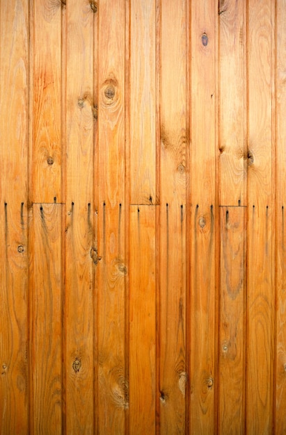 Fondo de tablas de madera pintadas con tinte en amarillo.