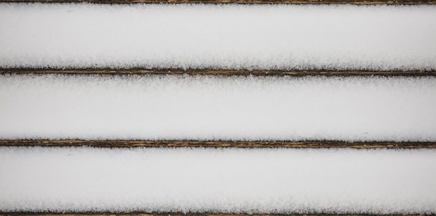 Fondo de tablones de madera cubierto de nieve