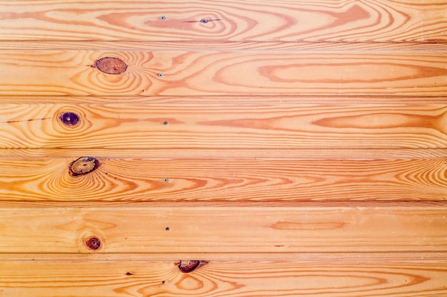 Foto fondo de tablones de madera natural en la misma superficie con elementos de nudos.