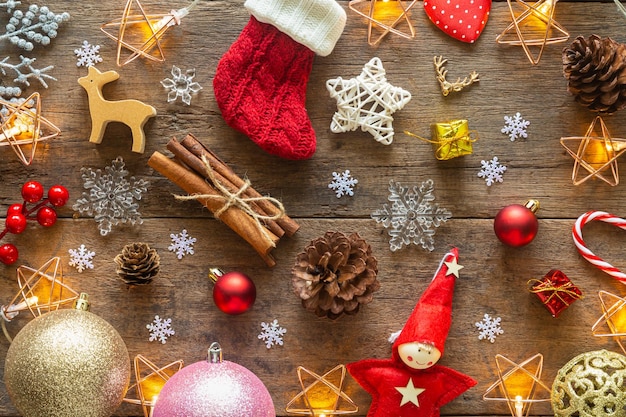 Foto fondo de tarjeta de navidad con decoración bola estrellas copos de nieve caja de regalo conos de pino