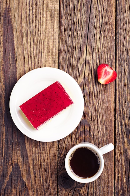 Fondo con tarta de fresa y taza de café