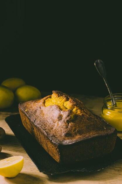 Fondo con tarta de limón y cuajada de limón