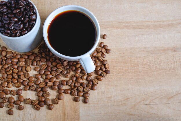 Fondo de la taza de café y granos de café tostados