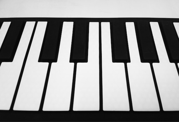 Foto fondo de teclas de piano en blanco y negro