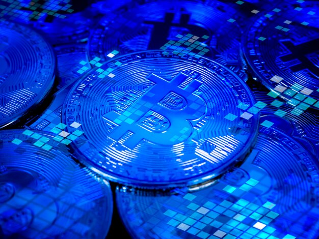 Fondo de tecnología Bitcoin. Tono azul bitcoin y seguridad de la red cibernética, cifrado de datos, concepto de inversión en criptomonedas. Fondo financiero de la moneda de la moneda del futuro digital.