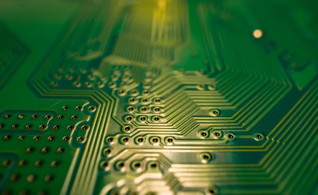 Fondo de tecnología de placa de circuito electrónico Patrón de placa electrónica Esquema eléctrico de placa de circuito Fondo de tecnología Microcircuito electrónico con microchips y condensadores tomados