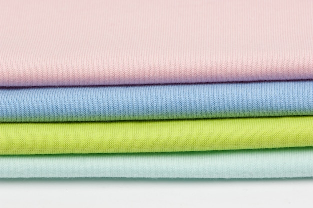 Fondo de telas y textiles coloridos apilados unos sobre otros