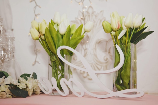 Fondo de temas de cartas de boda decoración de madera que dice AMOR en el lugar de la boda Diseño de lujo para eventos