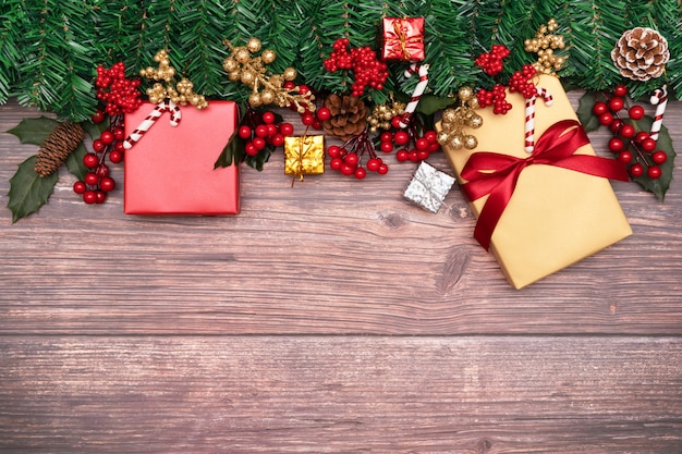 Fondo de la temporada de Navidad y caja de regalo de feliz año nuevo y rojo cereza