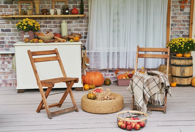 Fondo de la terraza de la cosecha de otoño. Víspera de Todos los Santos. País. Calabazas y flores. Casa de vacaciones. día de Gracias