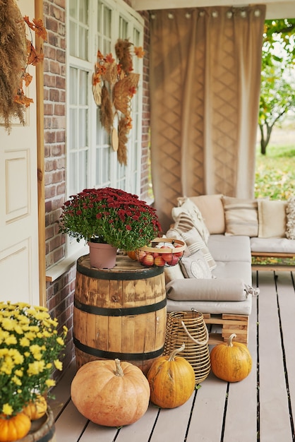 Fondo de la terraza de la cosecha de otoño. Víspera de Todos los Santos. País. Calabazas y flores. Casa de vacaciones. día de Gracias