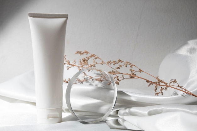 Fondo de textil de tela blanca con estilo de vida, producto de crema de loción de botella de maquillaje cosmético con maqueta de cuidado de la piel de moda de belleza