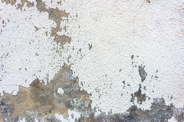 Fondo de textura abstracta de un muro de hormigón blanco envejecido con pintura desconchada