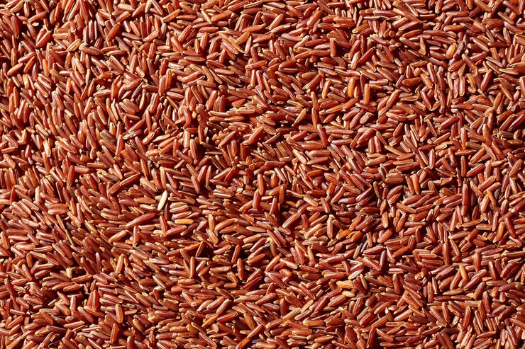 Fondo de textura de arroz rojo. Granos secos crudos