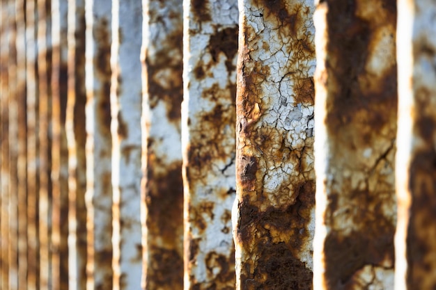 Fondo de textura de barandilla de puente oxidado con pintura blanca agrietada