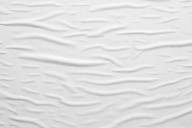 Fondo de textura de cartel de papel arrugado y arrugado blanco en blanco