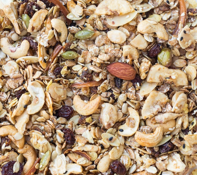 Fondo de textura de Granola. Pila de granola con almendras y semillas antes de hornear.