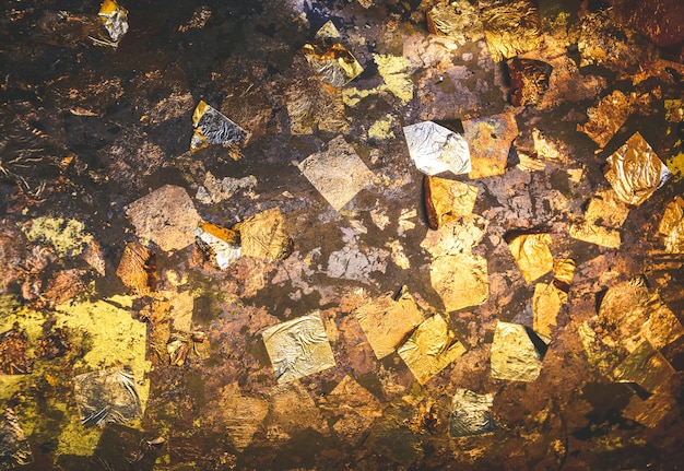 Fondo de textura de hoja de oro en la estatua de Buda en el templo