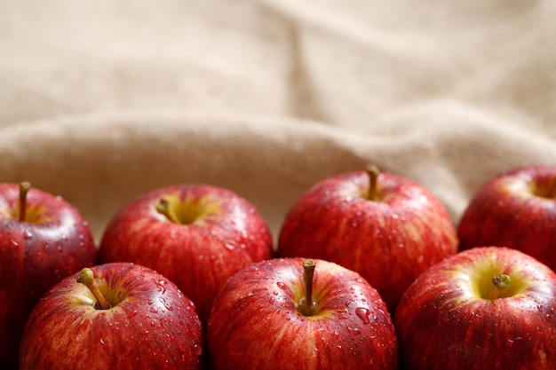 Fondo de textura de manzana roja fresca en el supermercado