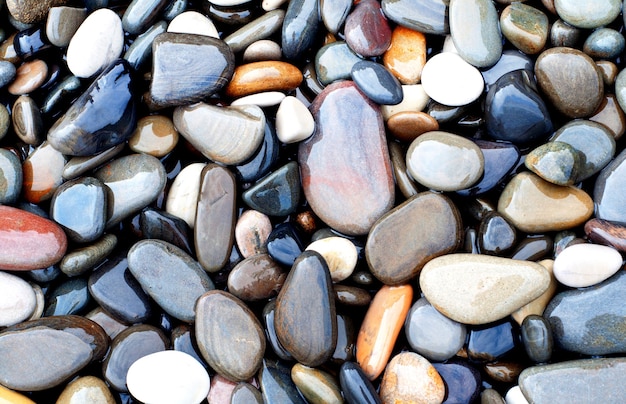 Foto fondo de textura natural coloridas piedras de mar en vista superior del agua