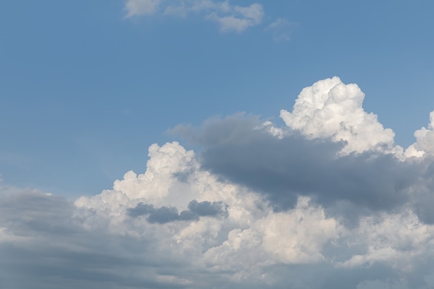 Fondo y textura naturales. Hermosas nubes blancas en el cielo azul en un día soleado