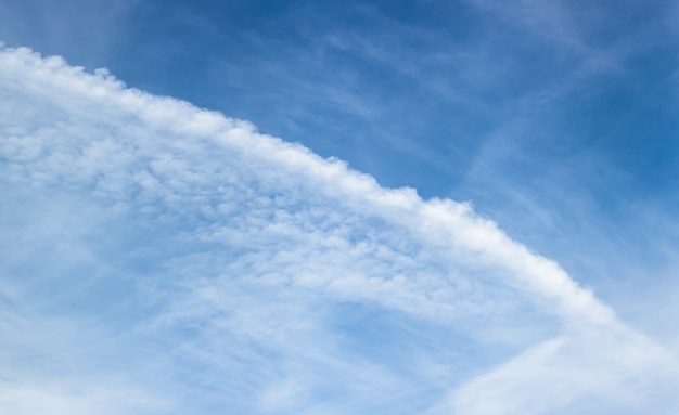 Fondo y textura naturales. Hermosas nubes con fondo de cielo azul.