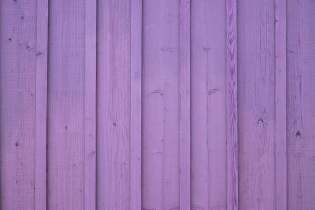 Fondo de textura de pared de tablones de madera violeta tablones verticales de color muy peri cerca de madera