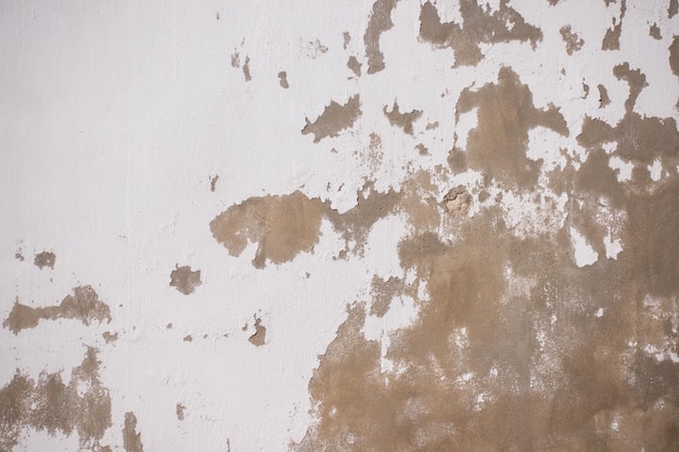 Fondo de textura de pared de yeso blanco y oscuro rugoso viejo agrietado