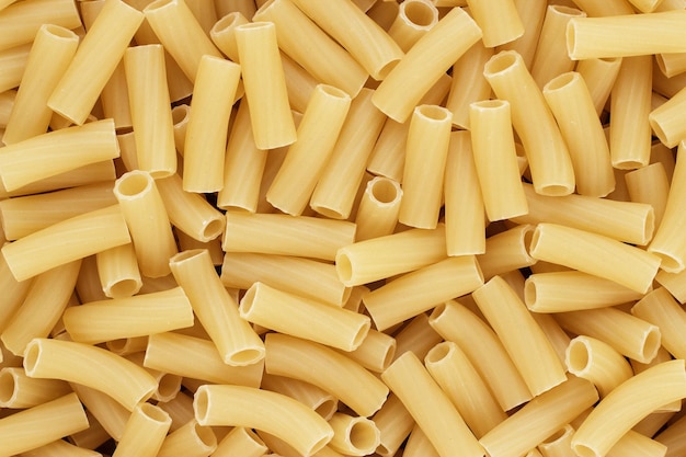 Fondo de textura de pasta tortiglioni cruda seca