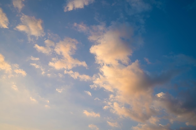 Fondo de textura de puesta de sol hermosa y cinematográfica de cielo natural