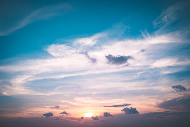 Fondo de textura de puesta de sol hermosa y cinematográfica de cielo natural